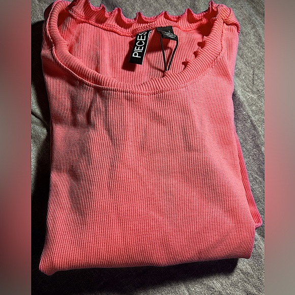 Pieces Brand Strawberry Pink Women’s Size Large T-Shirt NWT - Picture 5 of 7